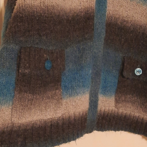 Blues, Teal, Black 2x Sweater pockets on front and snap buttons - Picture 3 of 8